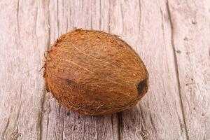 Noix de coco tropicale brune sur fond photo