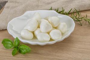 mozzarella fromage dans le assiette photo