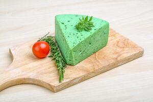 fromage pesto vert et feuilles de basilic photo