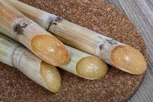 sucre des bâtons dans le bol photo