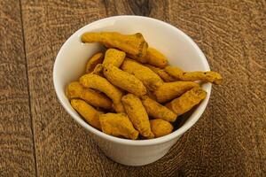 curcuma les racines dans le bol photo