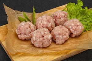 boulette de viande hachée de porc cru maison pour la cuisson photo