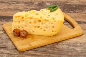fromage maasdam - triangle jaune avec des trous photo