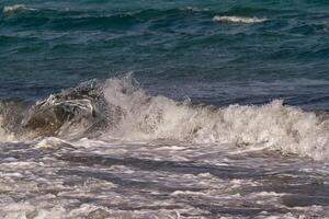 vagues de la mer sur la mer méditerranée photo