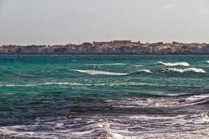 vagues de la mer sur la mer méditerranée photo