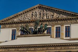 varsovie, pologne - opéra national et bâtiment du théâtre national photo