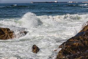 vagues se brisant sur la côte portugaise photo