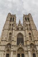 la belle cathédrale gothique st. michel et st. gudula s'efforçant d'avoir un ciel bleu, belgique, bruxelles, europe. photo