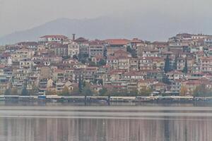 vieille ville traditionnelle de kastoria au bord du lac en grèce photo