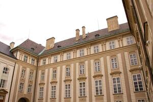 vue sur la vieille ville de prague - vieux bâtiments photo