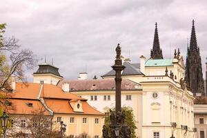 vue sur la vieille ville de prague - vieux bâtiments photo