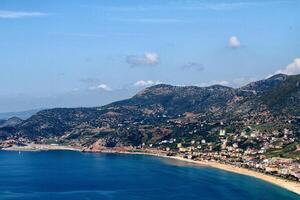 colline de la ville d'alanya, côte de la mer, turquie photo