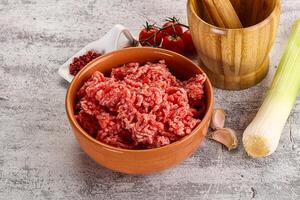 haché du boeuf Viande dans le bol photo