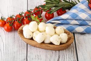 boules de fromage mozzarella dans le bol photo