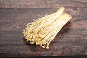 savoureux brut enoki champignon tas photo