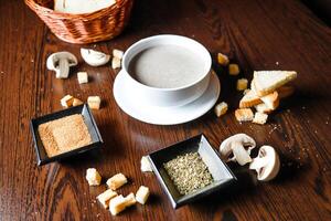 divers les types de nourriture arrangé sur une en bois table photo