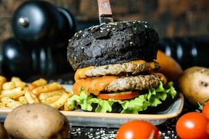 assiette avec une Hamburger et frites photo