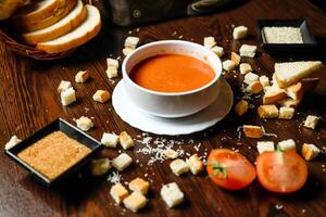 en bois table avec bol de soupe et tranché pain photo