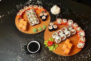 deux assiettes de Sushi sur noir table photo