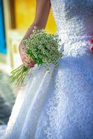 mariée tenant le bouquet de mariage photo