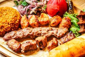 assiette de Viande et des légumes sur une table photo