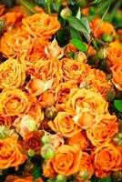 vibrant bouquet de Orange fleurs avec vert feuilles photo