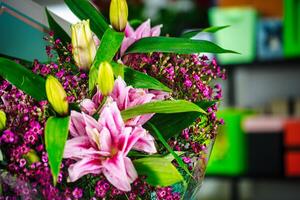 fleurs roses dans un vase photo