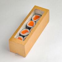 quatre Sushi Rouleaux dans papier carton boîte photo