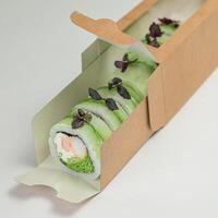 Sushi dans papier carton boîte sur blanc surface photo