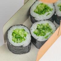quatre Sushi pièces dans papier carton boîte photo
