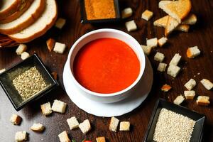 bol de tomate soupe avec pain tranches photo