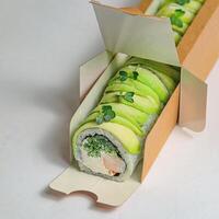 Sushi rouleau dans boîte sur table photo