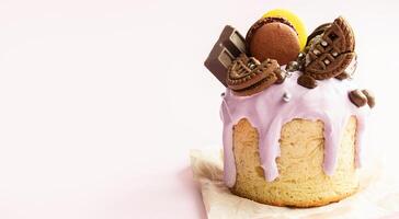 Pâques gâteau décoré avec Chocolat et biscuits. traditionnel Pâques gâteau. bannière. copie espace. photo