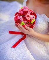 femme dans mariage robe en portant bouquet photo