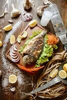 Frais poisson avec citrons et Ail sur Coupe planche photo