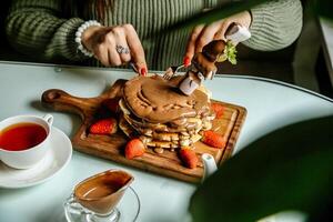 la personne Coupe gâteau sur en bois Coupe planche photo