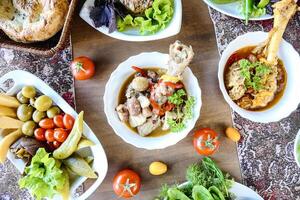table orné avec assiettes de nourriture et boules de des légumes photo
