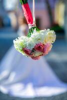 bouquet de fleurs suspendu par chaîne photo
