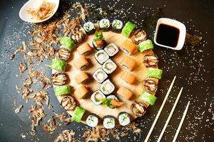 assiette de Sushi avec baguettes et plongement sauce photo