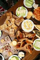 en bois table chargé avec assiettes de nourriture photo