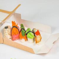 assorti Sushi boîte avec une variété de Frais Japonais Rouleaux photo