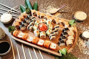 en bois plateau avec Sushi et baguettes photo