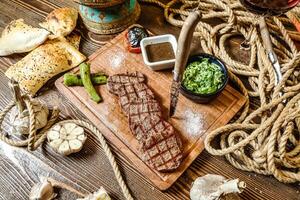 en bois Coupe planche avec Viande et végétarien garnitures photo