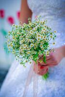la mariée en portant bouquet de marguerites, élégant mariage photo