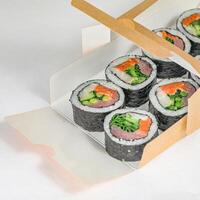 fraîchement préparé Sushi plat avec baguettes photo