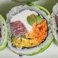 assiette de Sushi avec Frais des légumes et sarriette sauce photo