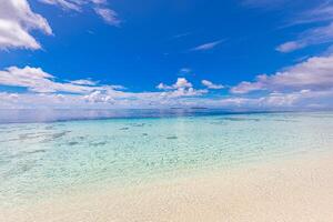 tropical plage voir. calme et relaxant vide plage scène, bleu ciel et blanc sable. tranquille la nature concept. doux serein vagues éclaboussures, été méditerranéen bord de mer paysage. ensoleillé paisible côte photo