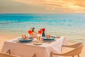 table de petit déjeuner de luxe beau fond de ciel de mer tropicale. idyllique matin romantique amour couples temps aux vacances d'été. concept de vacances romantiques en lune de miel. voyage et mode de vie, restauration à destination photo