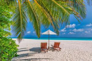 station balnéaire de luxe, chaises longues près de la mer avec du sable blanc sur fond d'île d'actualité de la mer, concept de vacances d'été, conception de vacances et de tourisme. paysage exotique, bannière de loisirs inspirante photo