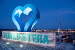 photocall avec une nuit vue de le Port de la savina dans formentera été 2021. photo